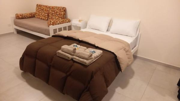 1 dormitorio con 1 cama grande y 1 silla en VIRAVENTO en Puerto Madryn