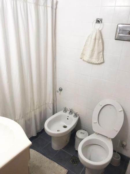 Baño blanco con aseo y lavamanos en Departamento en Palermo dos dormitorios para 5 con balcón en Buenos Aires