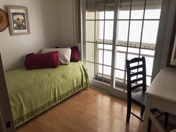1 dormitorio con 1 cama, 1 silla y 1 ventana en Departamento en Palermo dos dormitorios para 5 con balcón en Buenos Aires