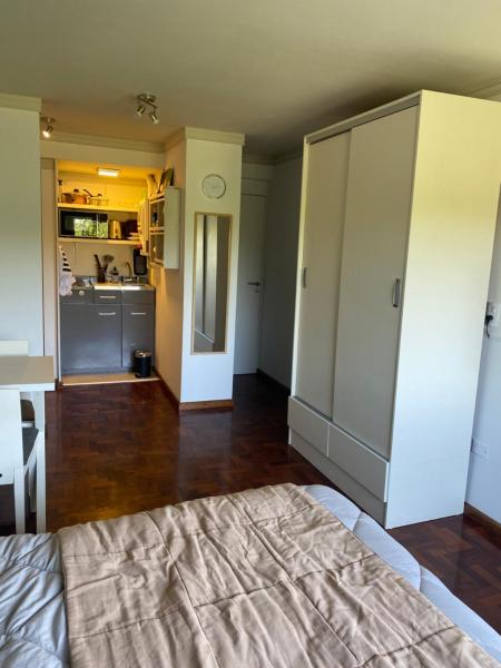 1 dormitorio con 1 cama grande y cocina en G3 Inn apartments en Mendoza