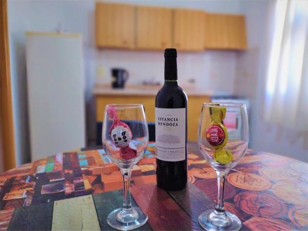 una botella de vino y dos copas de vino en una mesa en Departamento en Mendoza para Linda Estadía en Mendoza