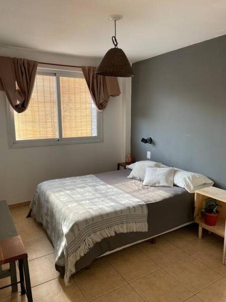 1 dormitorio con 1 cama grande en una habitación en Hermoso departamento céntrico, con estacionamiento en Mendoza