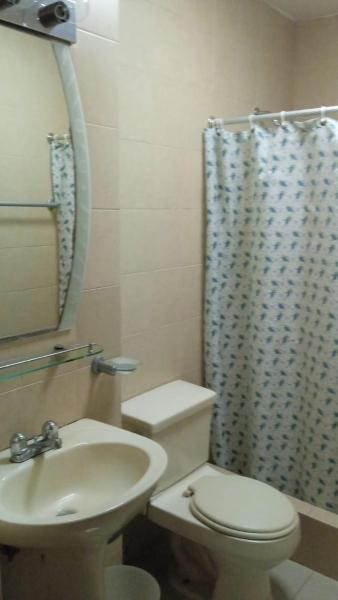 y baño con aseo, lavabo y ducha. en Apartamento en Guayaquil de 2 habitaciones Edif Bonaire, Sector Urdesa Central, en Guayaquil