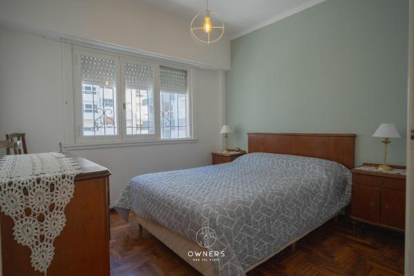 1 dormitorio con 1 cama y 2 ventanas en Cordoba & Colon en Mar del Plata