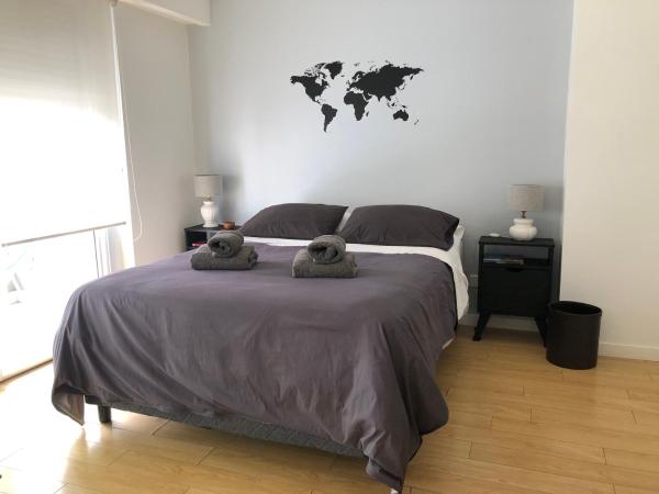 un dormitorio con una cama con dos animales de peluche en Cozy Studio in Palermo Soho with security 24 hs en Buenos Aires