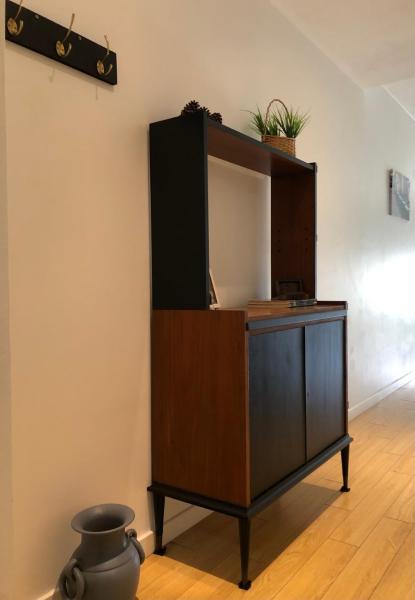 un armario de madera con un espejo en la pared en Cozy Studio in Palermo Soho with security 24 hs en Buenos Aires