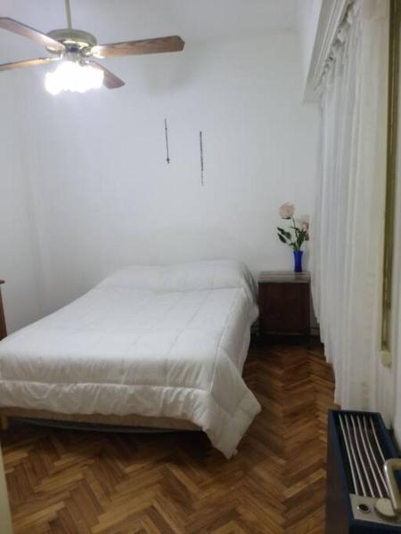 1 dormitorio con 1 cama y ventilador de techo en Dpto cómodo, céntrico a 3 cuadras de la playa y casino en Mar del Plata