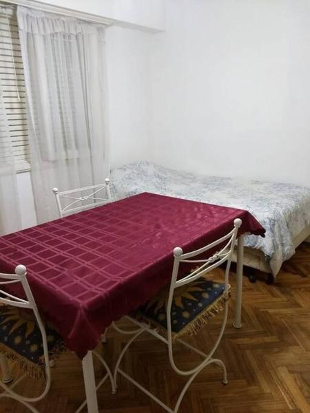 una mesa con un mantel púrpura encima en Dpto cómodo, céntrico a 3 cuadras de la playa y casino en Mar del Plata