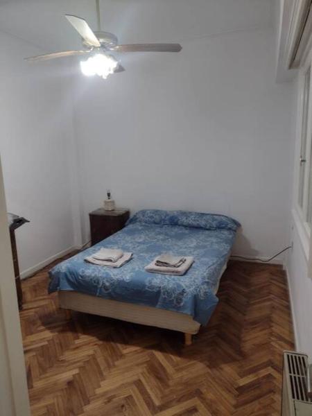 1 dormitorio con 1 cama y ventilador de techo en Dpto cómodo, céntrico a 3 cuadras de la playa y casino en Mar del Plata