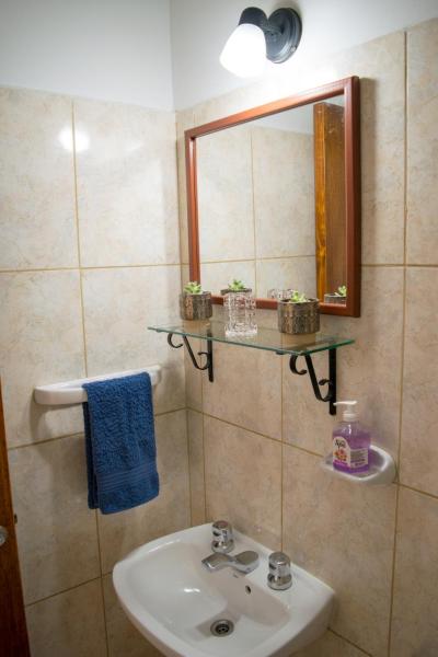 bathroom with sink and mirror at AKAR I Un apartamento acogedor en el fin del mundo in Ushuaia