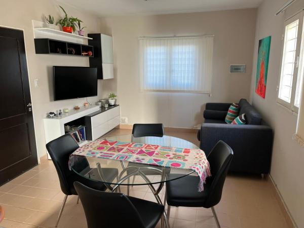 sala de estar con mesa de cristal y sillas en Verde Limón casa en San Salvador de Jujuy