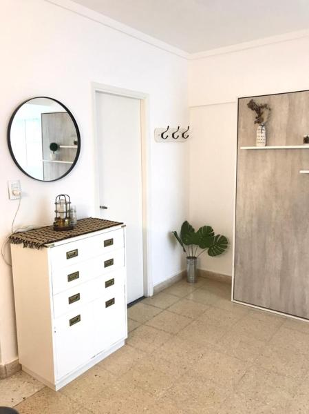 Vestidor blanco en una habitación con espejo en Impecable Monoambiente en inmejorable ubicación en Mar del Plata