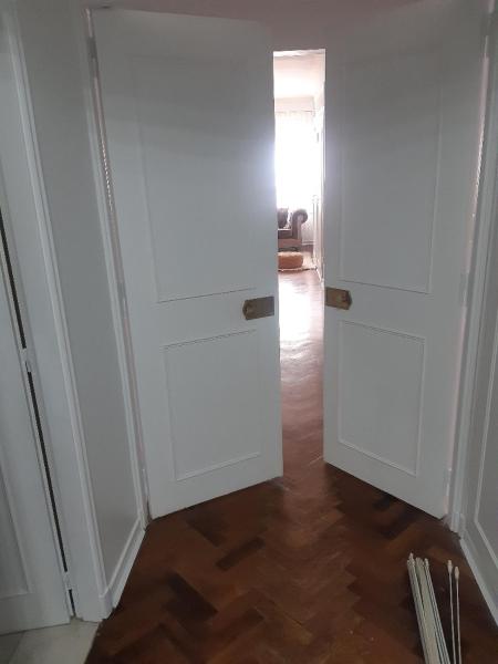 un pasillo con 2 puertas blancas en una habitación en Av CORDOBA Y FLORIDA 2 AMPLIOS AMBIENTES EXCELENTES en Buenos Aires