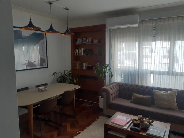 sala de estar con sofá y mesa en Av CORDOBA Y FLORIDA 2 AMPLIOS AMBIENTES EXCELENTES en Buenos Aires