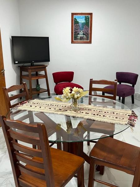 comedor con mesa de cristal y sillas en WHITE HOUSE en San Salvador de Jujuy