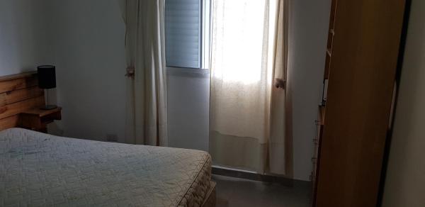 1 dormitorio con cama y ventana en Casa costa chica en Las Toninas