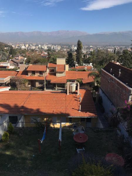 una vista aérea de un edificio con techos rojos en Lapacho Hostel Salta Loft 1-4 personas en Salta