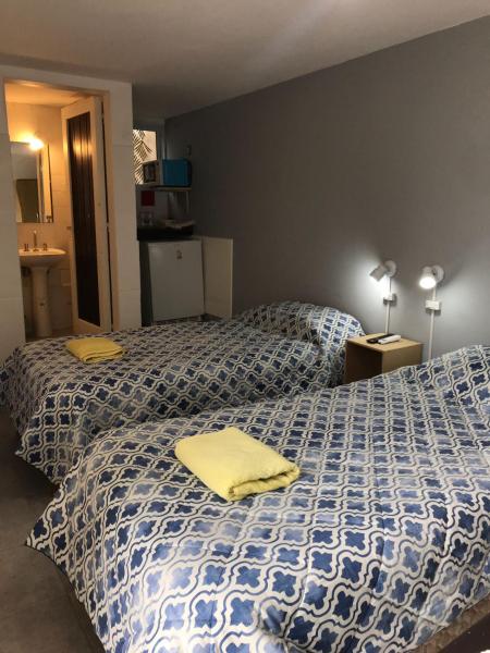 1 dormitorio con 2 camas y toallas amarillas. en Lapacho Hostel Salta Loft 1-4 personas en Salta