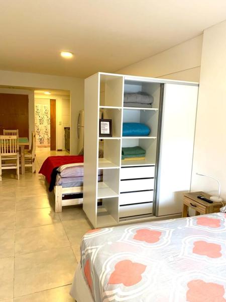Habitación con dormitorio con cama y armario. en Departamento Independencia en Buenos Aires