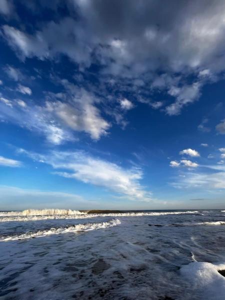 una playa con el océano y un cielo nublado en Mirador del Indio en Mar de las Pampas