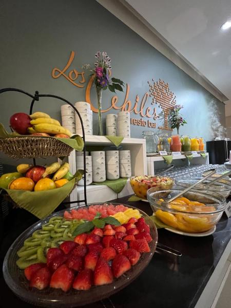 un buffet con frutas y verduras en un mostrador en Casa Real Hotel en Salta