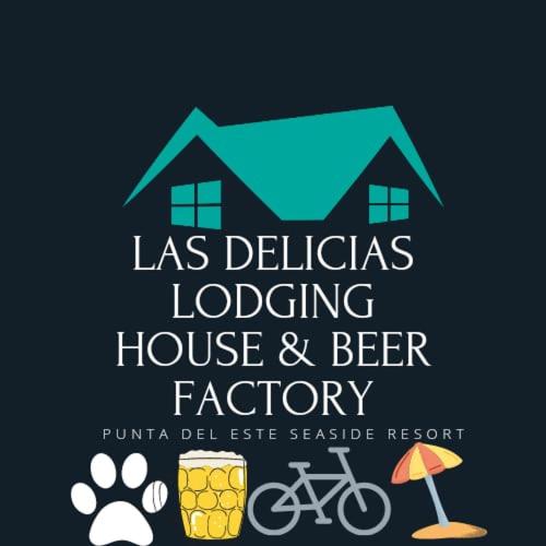 una casa y una fábrica de cerveza con una casa y una bicicleta en LAS DELÍCIAS LODGING HOUSE & BEER, en Punta del Este