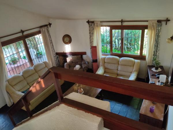 una vista aérea de una sala de estar con sofás y ventanas en LAS DELÍCIAS LODGING HOUSE & BEER, en Punta del Este