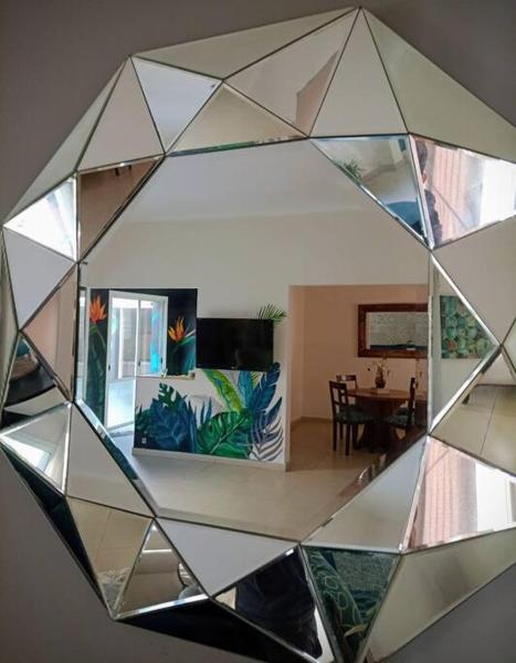 espejo reflejo de una sala de estar con mesa en La Casa de la Puerta Azul en Mendoza