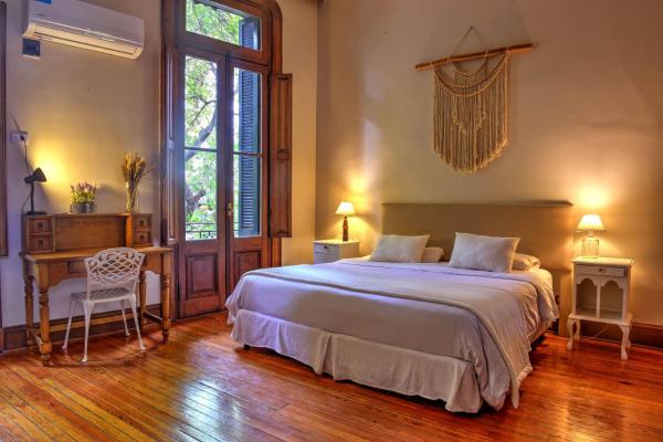 1 dormitorio con 1 cama, 1 silla y 1 ventana en Departamento temporario ideal para grupos hasta 15 Personas en Palermo en Buenos Aires