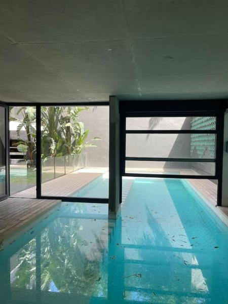una piscina con vistas al interior de una casa en Dpto de 1 dormitorio y 1.5 baños con amenities en Belgrano R Villa Urquiza en Buenos Aires