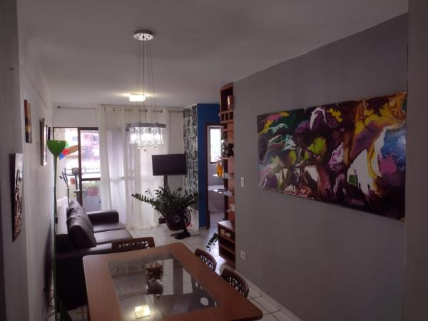 una sala de estar con una pintura en la pared en Hospedagem residencial Recife Encantos Mil, en Recife