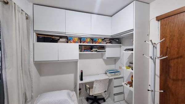 Habitación pequeña con armarios blancos y escritorio. en Hospedagem residencial Recife Encantos Mil, en Recife