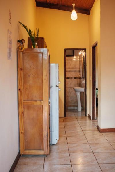 cocina con refrigerador en una habitación en Estrella del Monte en Puerto Iguazú