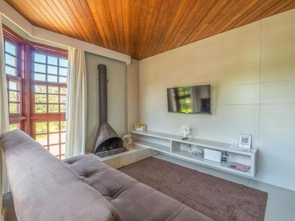 sala de estar con sofá y chimenea en Vista Real 102 - Apartamento à 4 minutos da Rua Coberta de Gramado, en Gramado