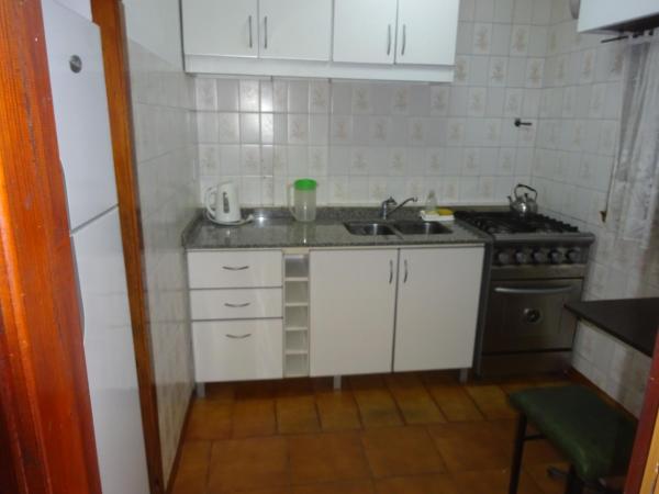 una pequeña cocina con fregadero y fogones en Veranogesell en Villa Gesell