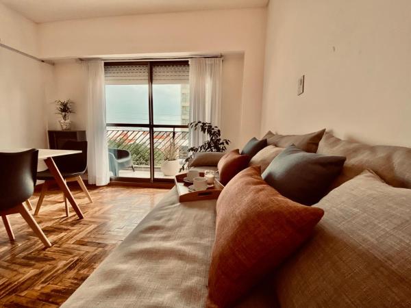 sala de estar con sofá y mesa en Monoambiente de diseño confortable -Puerto Madryn en Puerto Madryn