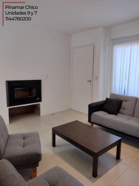 Sala de estar con 2 sofás y mesa de centro en Pinamar - Duplex excepcional con pileta en Pinamar