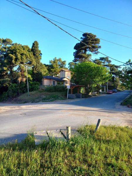 una calle vacía con una casa a un lado de la carretera a Casa Alpina espaciosa a 2 cuadras del centro de Villa Gesell ya 5 de la playa en Villa Gesell