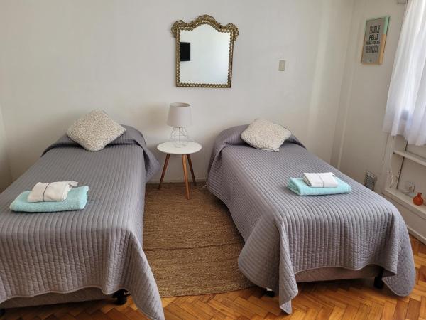 dos camas sentadas una al lado de la otra en un dormitorio en Alto Santa Fe en Buenos Aires