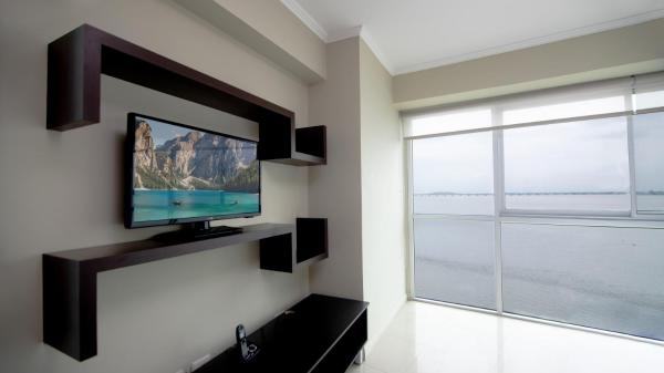 Una televisión o centro de entretenimiento en Riverfront I 2, piso 4, suite vista al río, Puerto Santa Ana, Guayaquil