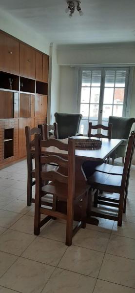 comedor con mesa y sillas en EN EL CORAZON DE LA FELIZ Excelente departamento con estacionamiento gratuito privado y vista al mar!! 3 AMBIENTES en Mar del Plata