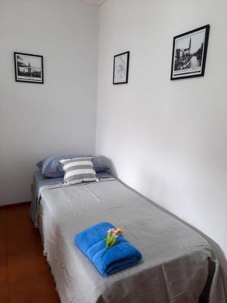 1 dormitorio con 1 cama con manta azul en Departamento 2 amb con 1 dormitorio por Plaza Mitre en Mar del Plata