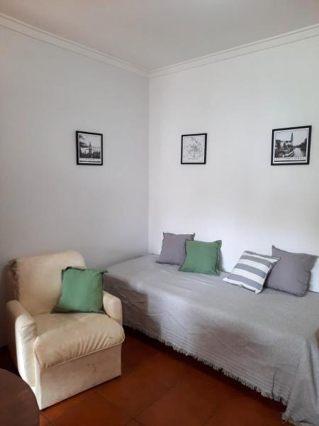 Un dormitorio con 2 camas y una silla. en Departamento 2 amb con 1 dormitorio por Plaza Mitre en Mar del Plata