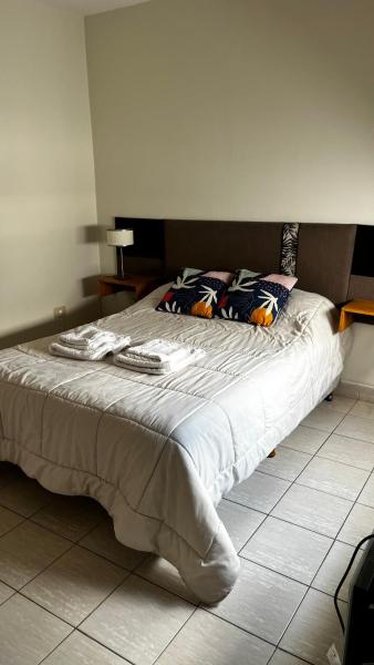 1 cama grande en un dormitorio con suelo blanco en Luminoso a dos cuadras de la plaza en Salta