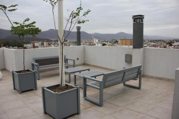 un grupo de bancos sentados sobre un techo en HAUS APARTAMENTOS en Salta