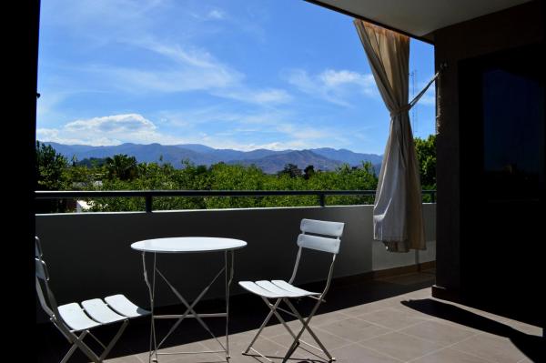 - Balcón con vistas, mesa y 2 sillas en La Infinita en Mendoza