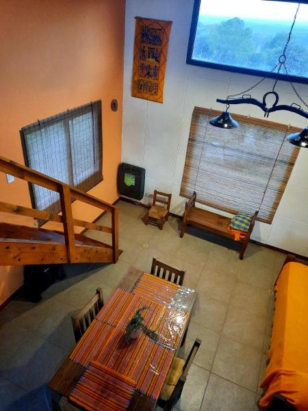 una vista aérea de una habitación con mesa y sillas en MiraSierras -casas vacacionales- en Villa General Belgrano