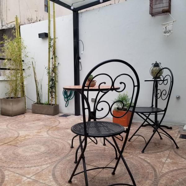2 sillas y una mesa en el patio en Green Apt en Buenos Aires