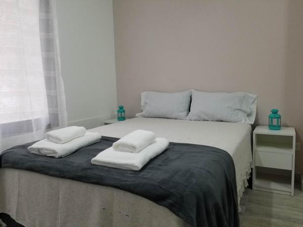1 dormitorio con 1 cama con 2 toallas en Green Apt en Buenos Aires