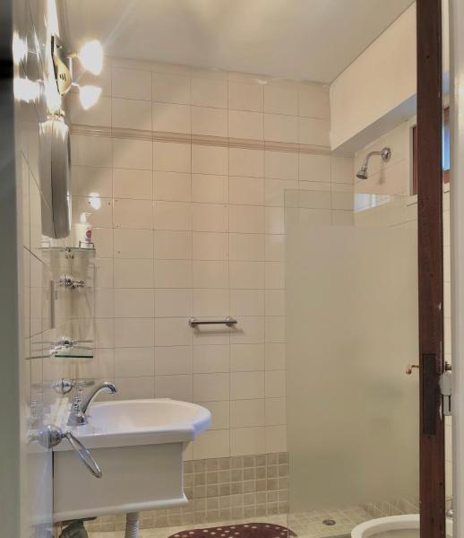 y baño con lavabo y ducha. en El cielo apartamento en Mendoza